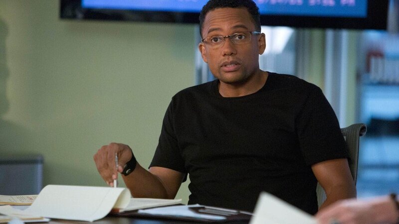 Eine ältere Frau verbrennt bei lebendigem Leibe in einem Fahrstuhl. Sheldon Hawkes (Hill Harper) sucht fieberhaft nach Spuren. – Bild: RTL /​ CBS