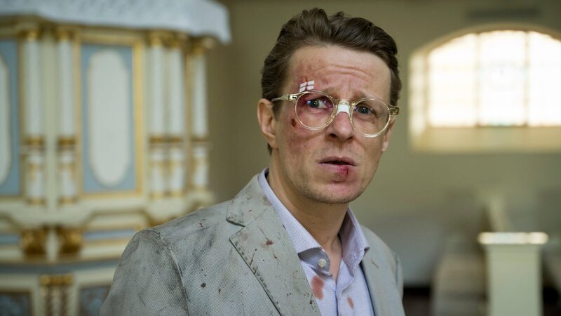 Starautor Nikolai Wagner (Alexander Scheer) stolpert reichlich lädiert in die Apokalypse. – Bild: ZDF und Krzysztof Wiktor