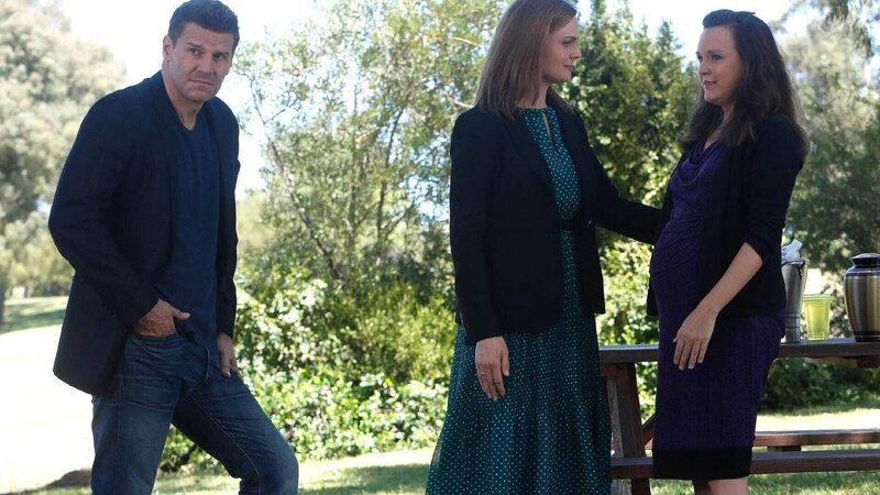 Booth (David Boreanaz) und Brennan (Emily Deschanel, M.) verprechen Daisy (Carla Gallo), die von dem verstorbenen Sweets ein Baby erwartet, beizustehen. – Bild: RTL /​ FOX