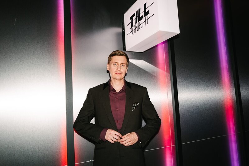 Till Reiners hostet seine eigene ZDF-Late-Night-Show „Till Tonight“. – Bild: ZDF und Daniel Dittus