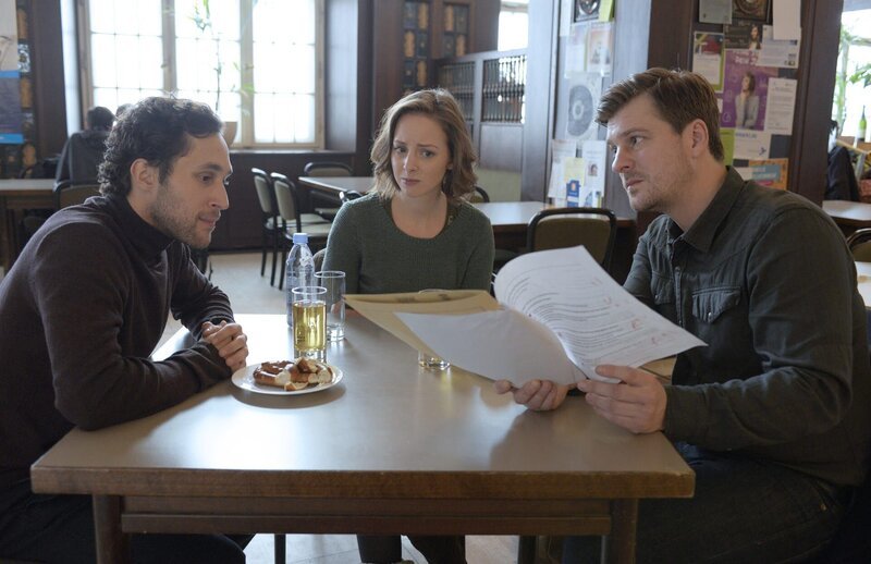 Sebastian Klöckner (Matthi Faust, r.) befragt Heike Trautmann (Amelie Plaas-Link, M.) und Jan Tarp (Ludwig Trepte, l.) zu Katja. Beide waren bei ihr in der Lerngruppe für die wichtige Zwischenprüfung. – Bild: ZDF und Katrin Knoke