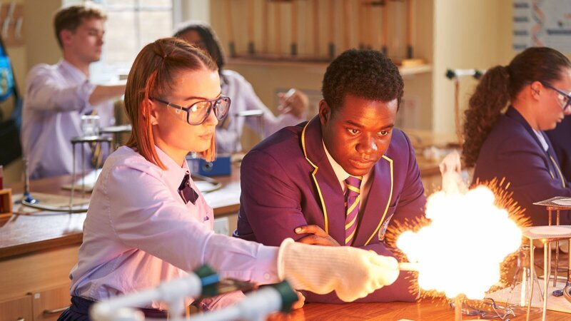 Die Beziehung zwischen Beatrix (Tallulah Greive) und Jaheim (Josh Tedeku) ist kompliziert. Auch während des Unterrichts gibt es Redebedarf. – Bild: ZDF