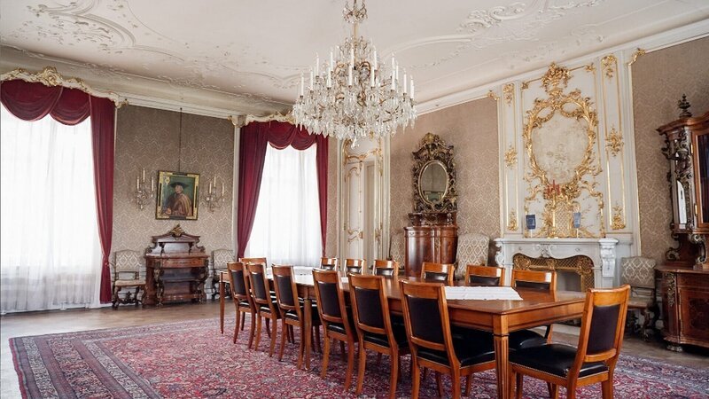 Die privaten Prunkräumen des Augartenpalais sind der Öffentlchkeit nicht zugänglich – Karl Hohenlohe durfte ihnen einen exklusiven Besuch abstatten. – Bild: ORF/​Clever Contents