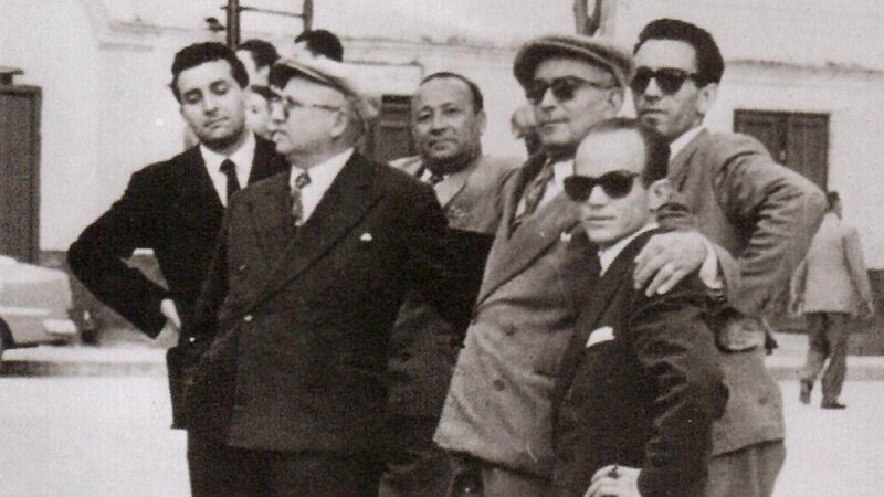 Peppino kämpft gegen die Mafia – obwohl seine eigene Familie in deren Umfeld involviert ist. Das Bild zeigt seinen Vater Luigi (3.v.l.) mit mehreren Mafiagrößen Siziliens: (v.l.): Leonardo Pandolfo, Cesare Manzella, Tommasco Impastato, Sarino Badalamenti und Gaetano Badalamenti. – Bild: RTL /​ IMG