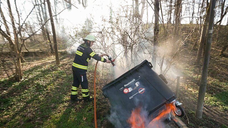 Bernhard Benedikt extinguishes burning rubbish bin – Bild: Janus Productions GmbH /​ Warner Bros. Discovery, Inc.