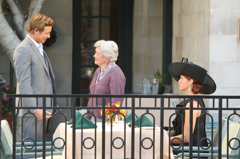 Patrick (Simon Baker, l.) und Grace (Amanda Righetti, r.) ermitteln in einem neuen Fall und stoßen dabei auf Nikki (Eve Brenner, M.). – Bild: Warner Bros. Television