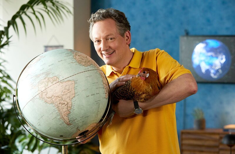 Haben Sie schon einmal vom Westfälischen Totleger gehört? Es handelt sich hierbei nicht um einen Serienkiller, sondern um eine alte Hühnerrasse. Gefährdete oder bereits ausgestorbene Nutztierrassen geraten wieder mehr in den Fokus, denn wir haben begriffen: In Zeiten von Artenverlust und Klimakrise dürfen wir uns nicht auf wenige Sorten verlassen. Warum wir die alten Rassen brauchen erklärt Eckart von Hirschhausen bei „Wissen vor acht – Erde“. – Bild: ARD/​Kai Schulz