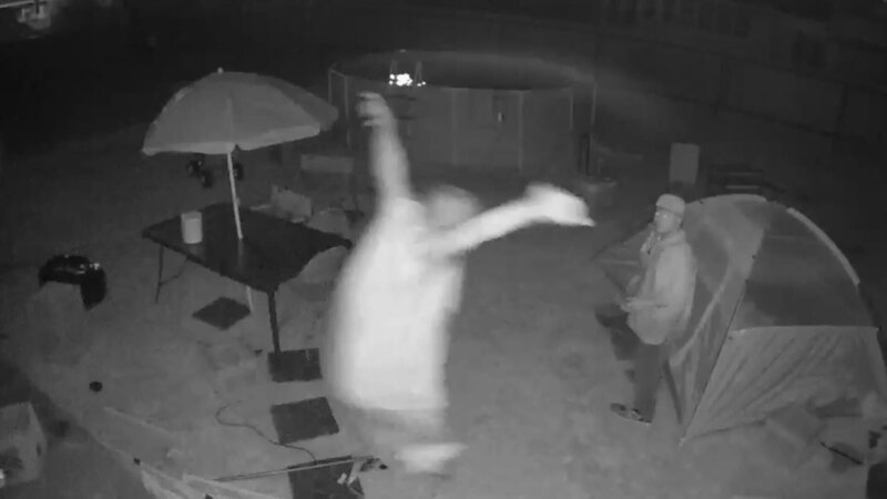 Dad Jumping Off Porch Towards Perp – Bild: Lion Television, LLC.