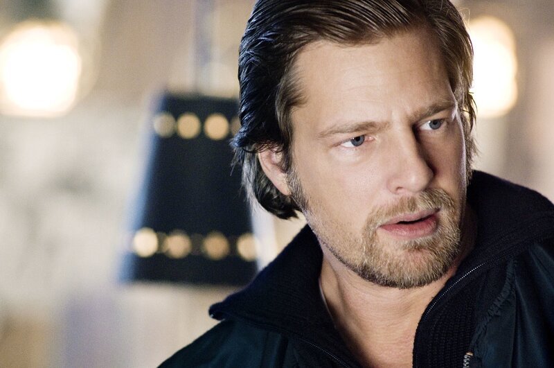 (1. Staffel) – Auch wenn er 20 Jahre im Koma lag, Mick Brisgaus (Henning Baum) kriminalistisches Gespür funktioniert nach wie vor tadellos. Sehr zum Leidwesen etlicher Ganoven … – Bild: SAT.1 /​ Martin Rottenkolber