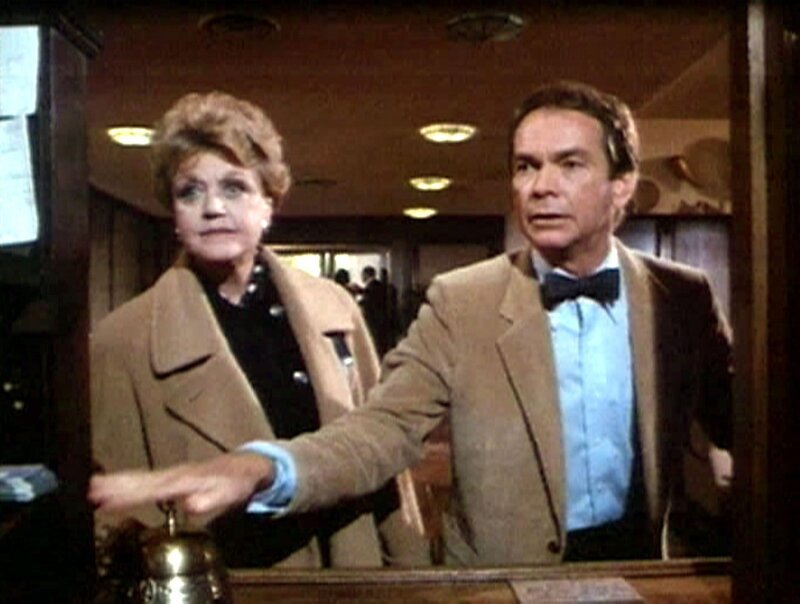 Der Wissenschaftler Dr. Leonard Palmer (Dean Jones) hat Jessica Fletcher (Angela Lansbury) vom Flughafen abgeholt. Die beiden wollen, gemeinsam mit Jessicas Nichte Carrie, am Abend zu einer Cocktailparty gehen. – Bild: Warner TV Serie