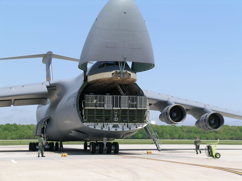 Das Kamerateam geht an Bord bei einem der größten Flugzeuge der US-Armee, der C-5 Galaxy. – Bild: National Geographic Channel