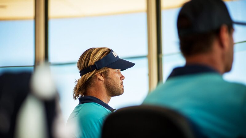 Lifeguard looks around – Bild: Warner Bros. Discovery