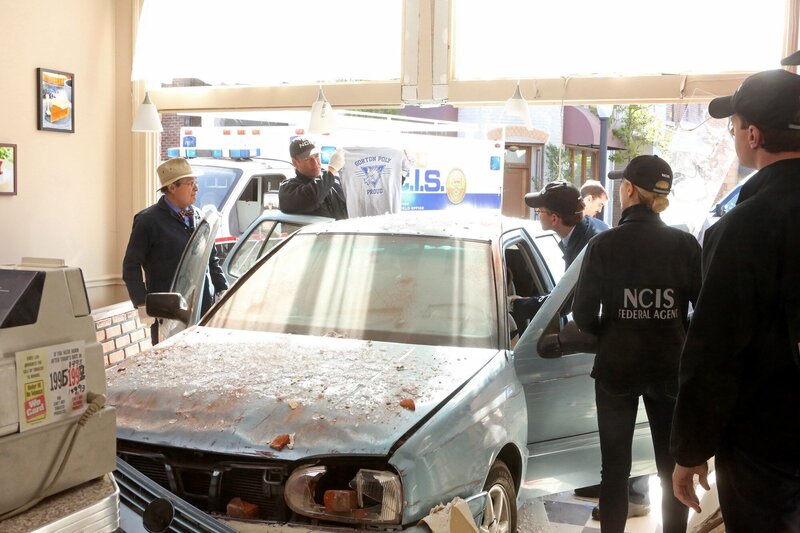 Janine Wilt rast mit ihrem Auto in ein Café; Tony (Michael Weatherly), McGee (Sean Murray), Bishop (Emily Wickersham), Jimmy (Brian Dietzen) und Ducky (David McCallum) werden hinzugezogen. – Bild: FRM6 /​ CBS BROADCASTING INC ALL RIGHTS RESERVED