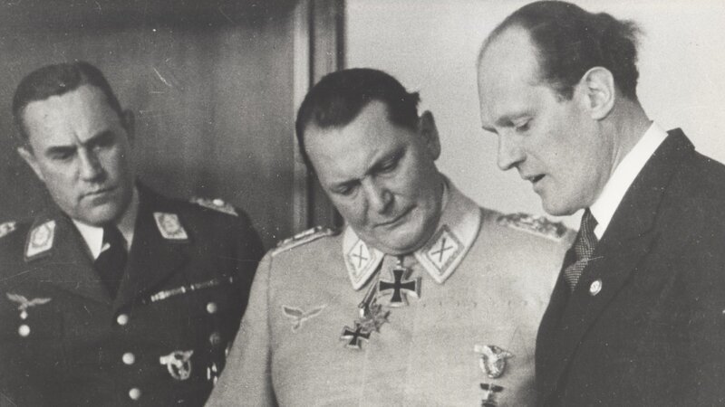 Oberbefehlshaber der deutschen Luftwaffe, Hermann Göring (M.), mit seinem Adjutanten Karl Bodenschatz (l.) und dem Ingenieur Willy Messerschmitt (r.). – Bild: ZDF und Spiegel-TV