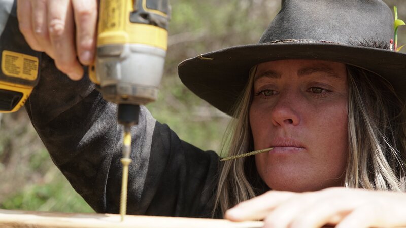 Misty Raney drills in a nail. – Bild: Discovery Communications