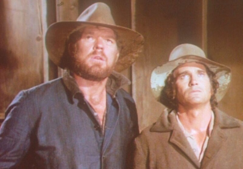 Charles (Michael Landon, r.) und Jonathan (Merlin Olsen, l.) müssen in einer feuchten Pferdehütte übernachten. – Bild: Sat.1 Gold