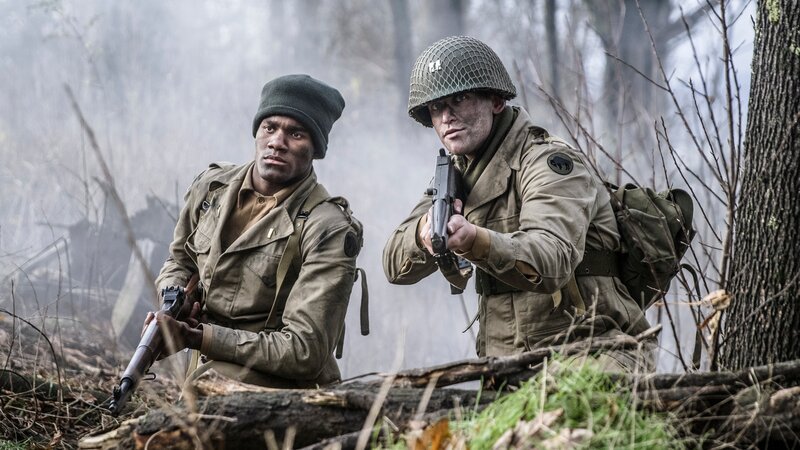 REEANCTMENT – 2nd Lt. Baker (gespielt von Dominic Greyson) und Capt. Runyon (gespielt von Jesse Irving) besprechen den letzten Anflug auf ihr Ziel, Schloss Aghinolfi. – Bild: Sean F. White /​ Holdout II Productions Inc. /​ Nat Geo