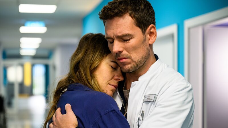 Nach Heidis Brustkrebsdiagnose gerät Bettys (Henrike Hahn l.) Welt ins Wanken, doch Julius (Constantin Lücke r.) fängt sie auf. – Bild: ZDF und Willi Weber