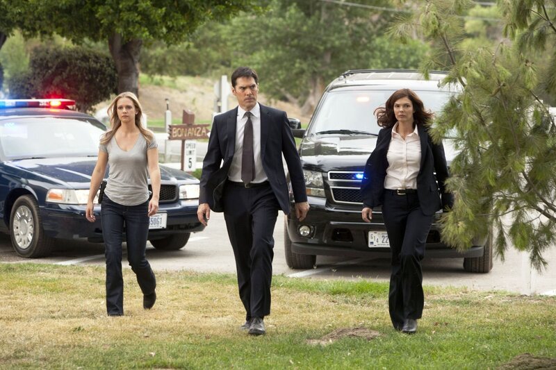 Ermitteln in einem neuen Fall: Hotch (Thomas Gibson, M.), J.J. (A. J. Cook, l.) und ihre neue Kollegin Alex Blake (Jeanne Tripplehorn, r.) – Bild: PORT /​ OSNF