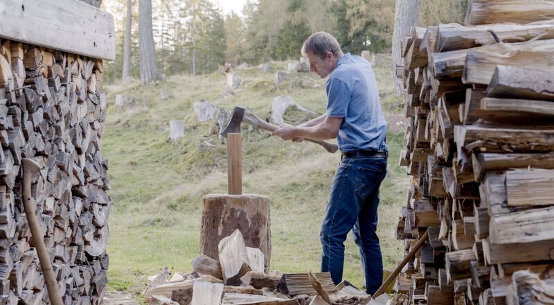Hüttenwirt Andreas Eberharter beim Holzhacken. – Bild: ORF/emb film/Dominik Walser Hüttenwirt Andreas Eberharter beim Holzhacken. – Bild: ORF/emb film/Dominik Walser