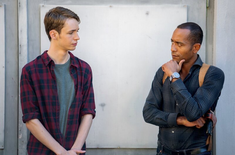 Jerry (Peter Marton, rechts) fragt sich, ob Sebi (Benjamin Weygand, links) ihm etwas verheimlicht. – Bild: ARD/​Lucky Bird Pictures/​Angela M. Schlabitz