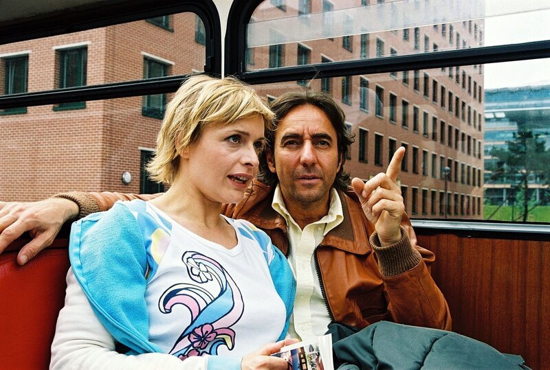 Martin Rabe (Dieter Landuris, r.) ist nach zehnjährigem Aufenthalt in Indien wieder nach Berlin zurückgekehrt. In der Kanzlei trifft er auf Biene (Isabel Tuengerthal, l.), mit der er vor seiner Abreise kurz liiert war. Sofort flammen wieder romantische Gefühle auf … – Bild: Hardy Spitz