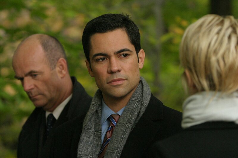 Etwas ratlos stehen Lt. John Stillman (John Finn, l.), Det. Scott Valens (Danny Pino, M.) und Det. Lilly Rush (Kathryn Morris, r.) am Tatort. – Bild: ProSiebenSat.1 Media SE