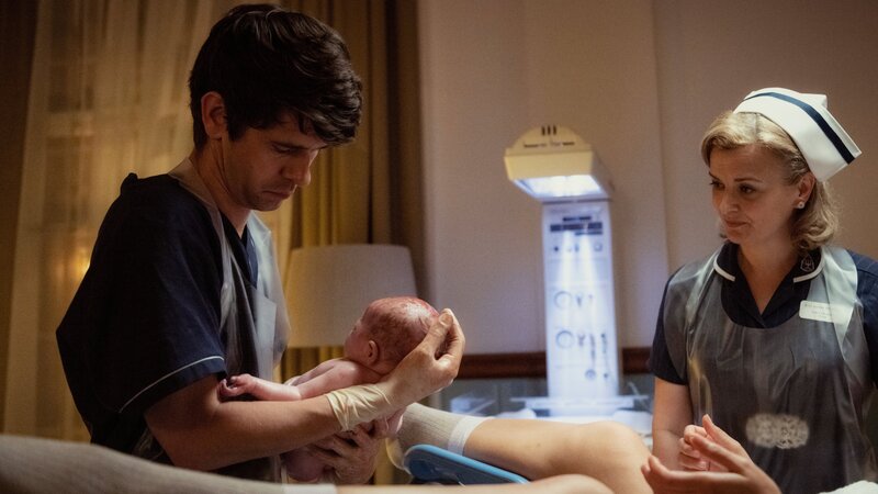 Nach einer scheinbar reibungslosen Geburt macht Adam (Ben Whishaw) eine fatale Entdeckung. Adam muss sofort handeln, um das Leben seiner Patientin zu retten, doch die Hebamme Serena (Lucy Russell) hat eine schlechte Nachricht. – Bild: ZDF und Anika Molnar