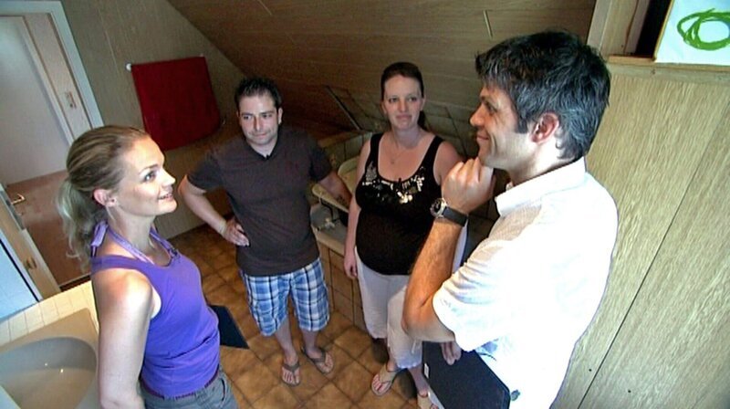 Die beiden Experten Eva Brenner (li.) und Daniel Kraft (re.) lassen sich von Raphaela und Tobias das Haus zeigen. – Bild: RTL II