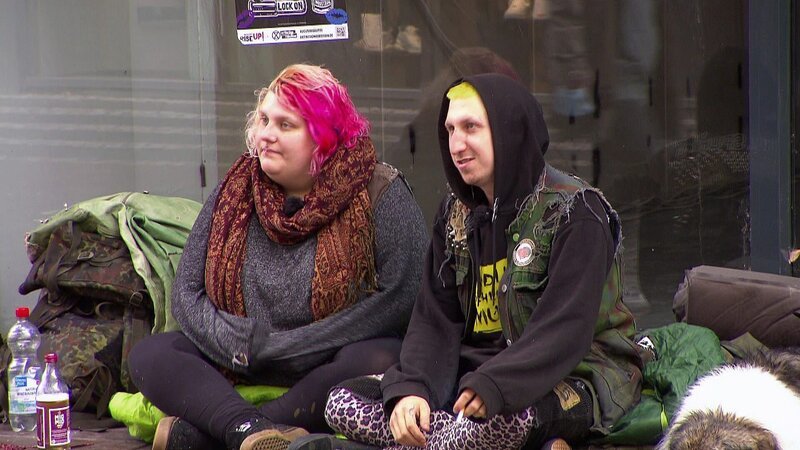 Jonas und Freundin Lara beim Schnorren; Jonas und Freundin Lara beim Schnorren – Bild: RTLZWEI