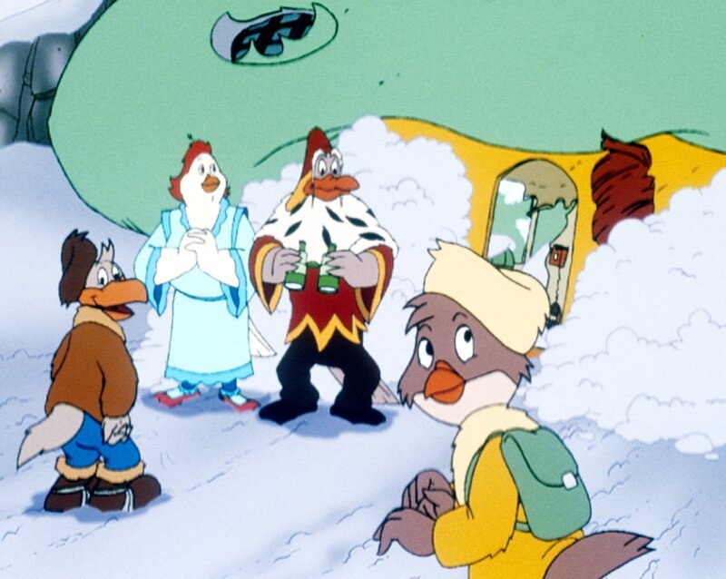 „Die Jagd nach dem Kju Wang“, „Notlandung im Schnee.“ Der Herzog muss zu einer internationalen Konferenz nach Wien. Ardelia will ihn mit mehreren Schrankkoffern voller Garderobe begleiten. Als die beiden endlich reisefertig sind, stellt sich heraus, dass das Luftschiff kaputt ist. Da die Reparaturen zu lange dauern würden, müssen der Herzog und Ardelia die Dienste einer Firma namens „Falken-Airlines“ in Anspruch nehmen. Als Marco einen ordentlichen Croissantvorrat zum Flugplatz bringt, wird er dort überwältigt, gefesselt und in den Laderaum des Luftschiffes verfrachtet. Da kann nur Yagor wieder seine Finger im Spiel haben. – Bild: ORF 1