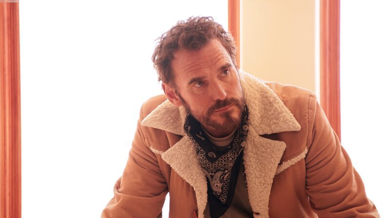 Alan (Matt Dillon). Weiteres Bildmaterial finden Sie unter www.br-foto.de. – Bild: BR/​Bon Voyage Films/​Palodeon Pictures/​Ghasem Ebrahimian