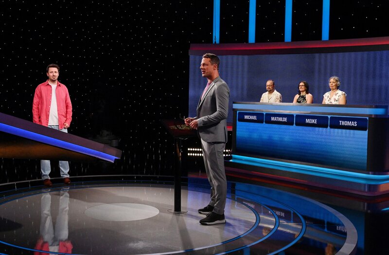 Moderator Alexander Bommes (M.) mit den Kandidat:innen: Thomas Blaschke (l.), Michael Erberich (3.v.r.), Mathilde Lemesle (2.v.r.) und Meike Korff (r.). – Bild: ARD/​Uwe Ernst