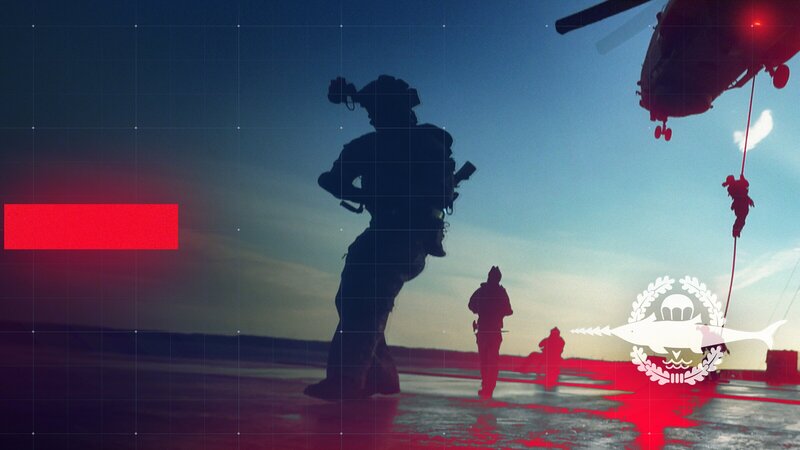 Ein Kampfschwimmer bei einer Einsatz-Übung in der Ostsee. – Bild: ZDF