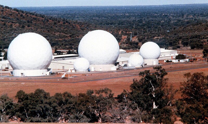 Ein undatiertes Archivfoto zeigt die Radarkuppeln der streng geheimen gemeinsamen Raketenabwehrbasis der USA und Australiens in Pine Gap in der Nähe von Alice Spring in Zentralaustralien. Diese Erklärung hat die Spannungen zwischen Australien und China verschärft, das befürchtet, dass diese Technologie einen militärischen Schutzschild über Taiwan schaffen könnte. – Bild: A+E Netowrks, LLC /​ HISTORY /​ STF