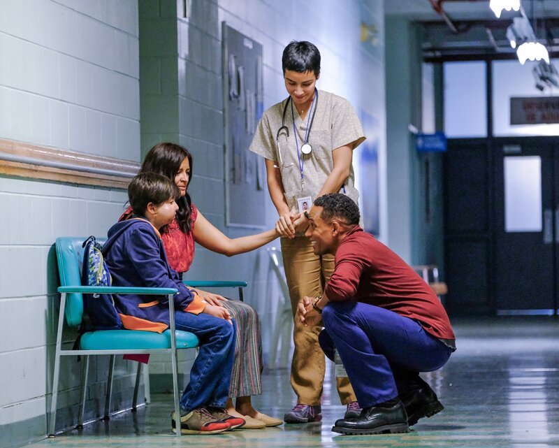 (v.li.): Benjamin Valdivieso (Bastion Alonso Ramos), Ana-Maria Alvarado (Señora Ramos), Esmeralda Pimentel (Ana Morales), Hill Harper (Dr. Marcus Andrews). – Bild: ORF/​Sony Pictures/​ABC/​Jeff Weddell