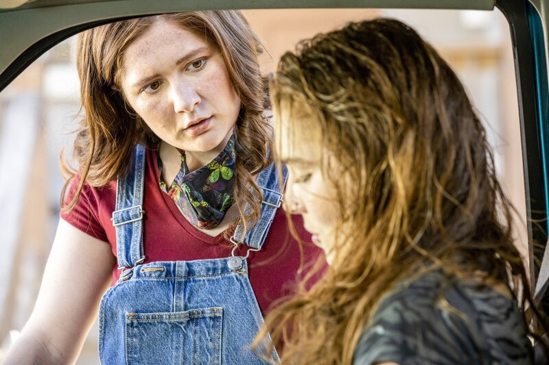 (v.li.): Emma Kenney (Debbie Gallagher), Elise Eberle (Sandy Milkovich). – Bild: ORF/​TELE-München/​Warner/​Showtime