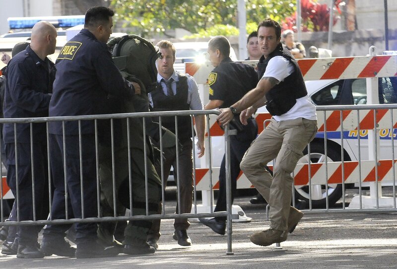 Nachdem Chin entführt wurde, versuchen Steve (Alex O’Loughlin, r.) und Danny (Scott Caan, M.) alles um ihn zu befreien. Doch das ist gar nicht so einfach, denn der Entführer ist kein Geringerer als der Mann, der für den Tod von Steves Vaters verantwortlich ist … – Bild: CBS Studios Inc.