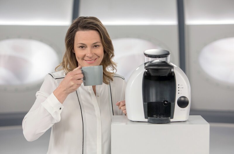 Kommunikation zwischen Mensch und Maschine: ein Thema, mit dem man sich schon lange beschäftigt. Nun gehen die Forscher aber noch weiter und haben die Vision, das Gehirn der Menschen direkt in dieses Netzwerk zu integrieren. Ob man in Zukunft tatsächlich Sprachassistenten ersetzen kann, in dem man mit Gedanken direkt im Netz kommuniziert, weiß Anja Reschke in „Wissen vor acht – Zukunft“. – Bild: ARD/​Michael Boehme