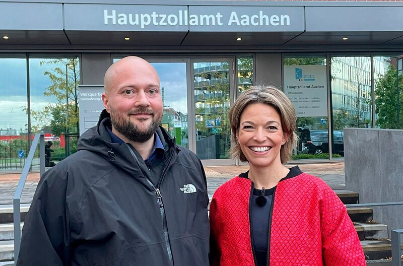 Moderatorin Anna Planken (r) zu Besuch beim Zoll in Aachen im Gespräch mit Tim Walkofer. – Bild: WDR/​sagamedia
