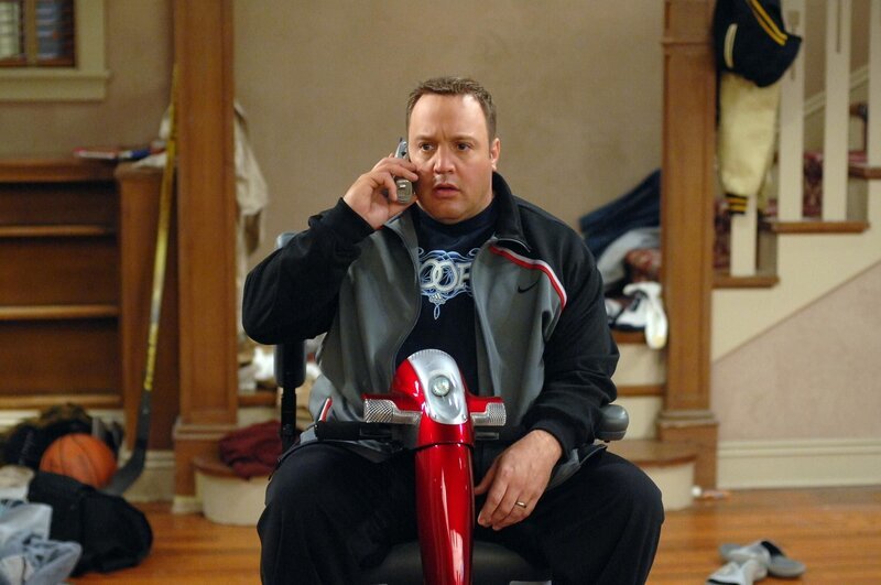 Für Doug (Kevin James) läuft es alles andere als rosig, als sich auch noch seine Eltern spontan ankündigen … – Bild: RTL /​ ©2006 CBS Broadcasting Inc.