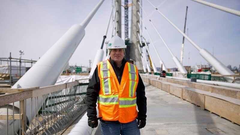 Die Schrägseile der Brücke sind ähnlich wie bei einer Harfe angeordnet. – Bild: Windfall Films/​ WeltN24 GmbH