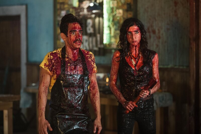 Pablo Simon Bolivar (Ray Santiago, l.); Kelly Maxwell (Dana DeLorenzo, r.) – Bild: Starz Entertainment, LLC /​ Matt Klitscher