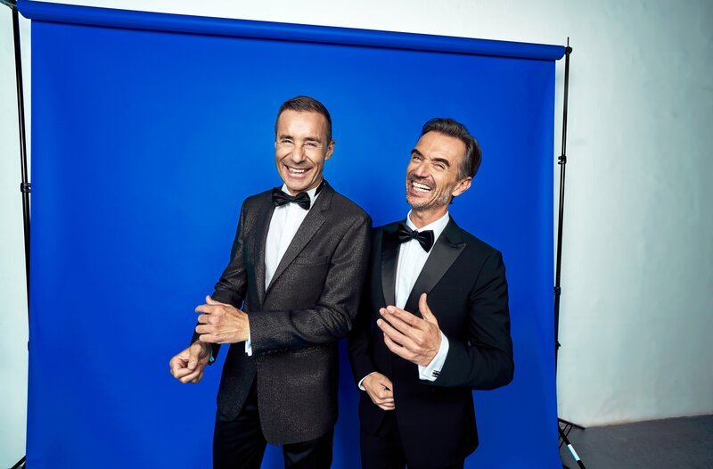Zum 30-jährigen Jubiläum der Goldenen Henne und anlässlich von 35 Jahren Deutscher Einheit feiert Deutschlands größter Publikumspreis gleich doppelte Premiere: Im Jubiläumsjahr wird die Preisverleihung einmalig live im Ersten übertragen – moderiert von einem besonderen Duo: Florian Silbereisen (re.) und Kai Pflaume stehen zum ersten Mal gemeinsam auf der Bühne. Die Zuschauerinnen und Zuschauer erwartet ein Abend voller Emotionen, Musik und besonderer Momente. – Bild: MDR/​Jens Koch