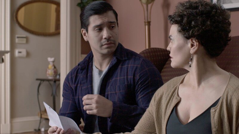 Actors Marlon Quijije (Richard) and Liz Day (Ariet) checking letter – Bild: Discovery Communications, LLC