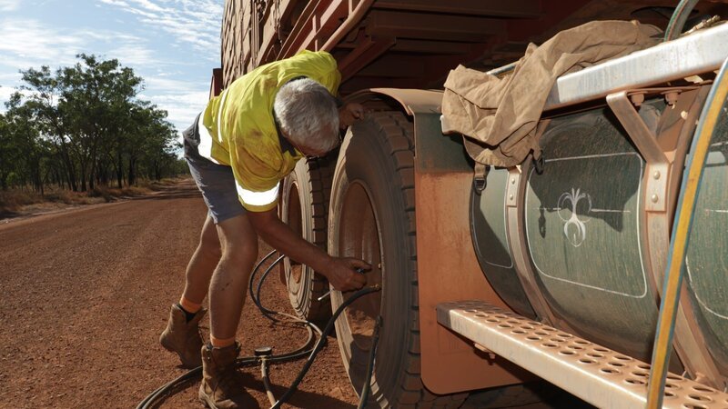 Jeff Fulwood with truck – Bild: Warner Bros. Discovery