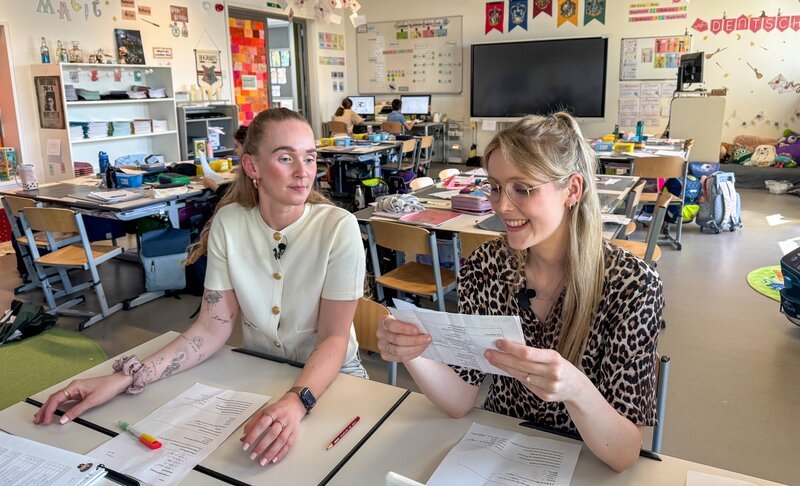 Lehrerin Melanie und Lena schreiben einen Test und überprüfen ihr eigenes Wissen. – Bild: ORF
