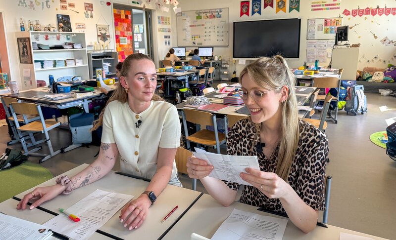 Lehrerin Melanie und Lena schreiben einen Test und überprüfen ihr eigenes Wissen. – Bild: ORF