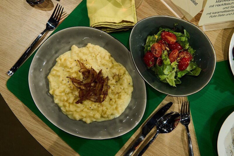 Leibgericht: Vorarlberger Kässpätzle mit Röstzwiebeln und gemischtem Salat von Bernhard „Börny“ Nagel – Bild: ZDF und Gunnar Nicolaus Leibgericht: Vorarlberger Kässpätzle mit Röstzwiebeln und gemischtem Salat von Bernhard „Börny“ Nagel – Bild: ZDF und Gunnar Nicolaus