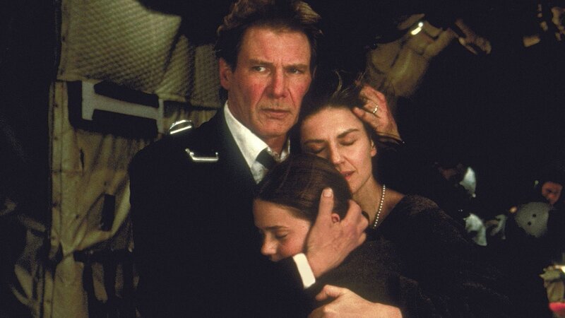 L-R: US-Präsident James Marshall (Harrison Ford), Alice Marshall (Liesel Matthews) und Grace Marshall (Wendy Crewson) – Bild: tv24